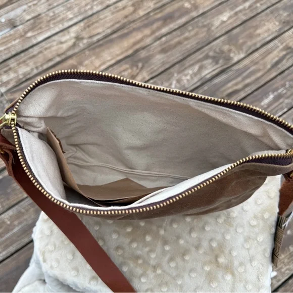 Leather Crossbody Bag in Tan - Classic Everyday Shoulder Bag - Picture 7 of 7